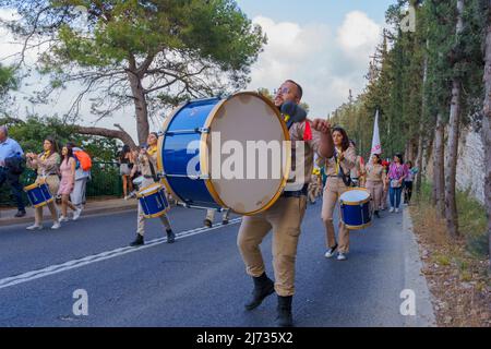 Haifa, Israel - 01. Mai 2022: Kundschafter und andere bei der Parade der Madonna vom Berg Karmel in der Nähe von Stella Maris in Haifa, Israel. Diesen Jahresabend Stockfoto