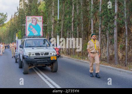 Haifa, Israel - 01. Mai 2022: Pfadfinder und andere nehmen an der Parade der Muttergottes vom Berg Karmel in der Nähe von Stella Maris in Haifa, Israel, Teil. Diesen Jahresabend Stockfoto