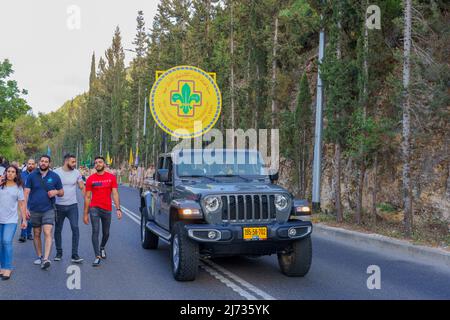 Haifa, Israel - 01. Mai 2022: Pfadfinder und andere nehmen an der Parade der Muttergottes vom Berg Karmel in der Nähe von Stella Maris in Haifa, Israel, Teil. Diesen Jahresabend Stockfoto