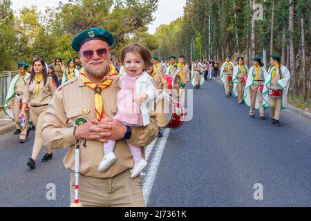 Haifa, Israel - 01. Mai 2022: Pfadfinder und andere nehmen an der Parade der Muttergottes vom Berg Karmel in der Nähe von Stella Maris in Haifa, Israel, Teil. Diesen Jahresabend Stockfoto