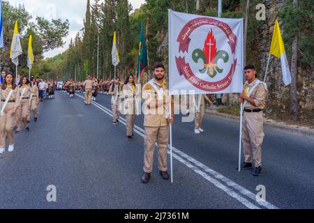 Haifa, Israel - 01. Mai 2022: Pfadfinder und andere nehmen an der Parade der Muttergottes vom Berg Karmel in der Nähe von Stella Maris in Haifa, Israel, Teil. Diesen Jahresabend Stockfoto