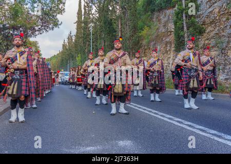 Haifa, Israel - 01. Mai 2022: Kundschafter und andere bei der Parade der Madonna vom Berg Karmel in der Nähe von Stella Maris in Haifa, Israel. Diesen Jahresabend Stockfoto