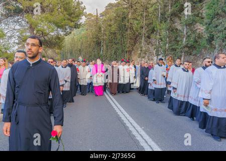 Haifa, Israel - 01. Mai 2022: Priester und andere nehmen an der Parade unserer Lieben Frau vom Berg Karmel in der Nähe von Stella Maris in Haifa, Israel, Teil. Dieses jährliche ev Stockfoto