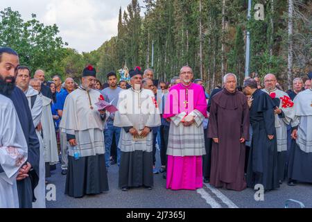 Haifa, Israel - 01. Mai 2022: Priester und andere nehmen an der Parade unserer Lieben Frau vom Berg Karmel in der Nähe von Stella Maris in Haifa, Israel, Teil. Dieses jährliche ev Stockfoto