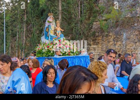 Haifa, Israel - 01. Mai 2022: Die Marienstatue wird von den Gläubigen in der Parade der Muttergottes vom Berg Karmel in der Nähe von Stella Maris in Haifa, Israel, hochgezogen. Stockfoto