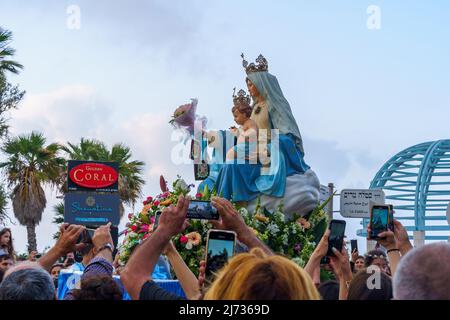 Haifa, Israel - 01. Mai 2022: Die Marienstatue wird von Gläubigen in der Parade der Muttergottes vom Berg Karmel in der Nähe von Stella Maris in Haifa, Israel, fotografiert. Dies Stockfoto