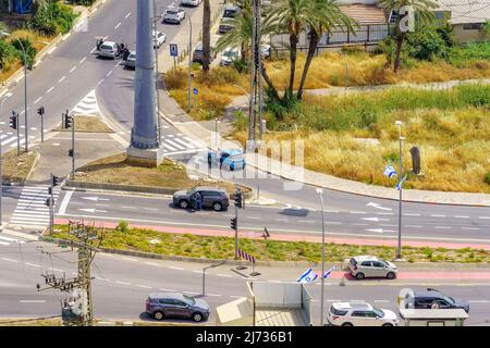 Haifa, Israel - 04. Mai 2022: Straßenszene mit Menschen, die wegen Sirenengeräuschen in der Nähe ihrer Autos stehen, am nationalen jährlichen Memorial Day (Krieg A Stockfoto