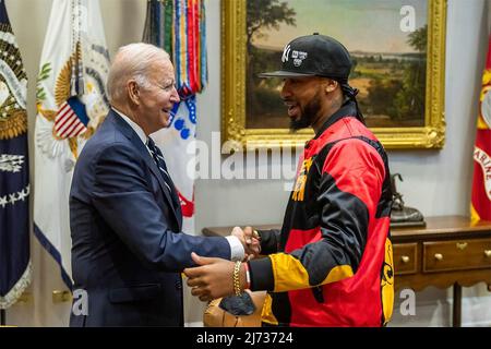 Washington, Vereinigte Staaten von Amerika. 05. Mai 2022. US-Präsident Joe Biden, links, begrüßt Amazon-Gewerkschaftsführer Christian Smalls im Oval Office des Weißen Hauses, 5. Mai 2022 in Washington, D.C. Biden trifft sich mit einer Gruppe von Basisarbeiterorganisatoren, um über ihre Bemühungen zur Organisation von Gewerkschaften an ihren Arbeitsplätzen zu diskutieren. Bild: Adam Schultz/White House Photo/Alamy Live News Stockfoto