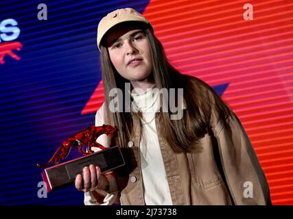 05. Mai 2022, Berlin: Sängerin Luna zeigt ihre Auszeichnung 'Best Newcomer' beim Bunte New Faces Award Music 2022. Foto: Britta Pedersen/dpa Stockfoto