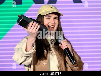 05. Mai 2022, Berlin: Sängerin Luna zeigt ihre Auszeichnung 'Best Newcomer' beim Bunte New Faces Award Music 2022. Foto: Britta Pedersen/dpa Stockfoto