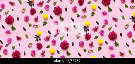Viele schöne Blumen und Blätter auf rosa Hintergrund. Muster für Design Stockfoto