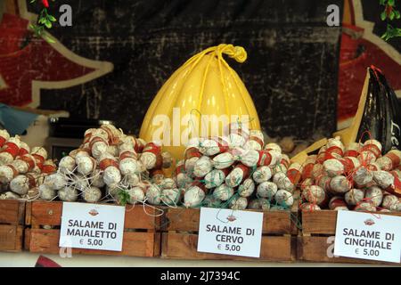 Traditionelle Schwein, Hirsch und Wildschwein trockene Salami zum Verkauf auf einer Straße in Brindisi, Italien Stockfoto