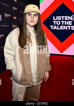 05. Mai 2022, Berlin: Die Sängerin Luna kommt zum Bunte New Faces Award Music 2022. Foto: Britta Pedersen/dpa Stockfoto