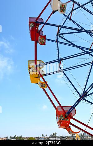 NEWPORT BEACH, KALIFORNIEN - 4. MAI 2022: Nahaufnahme des Riesenrads in der Balboa Fun Zone. Stockfoto