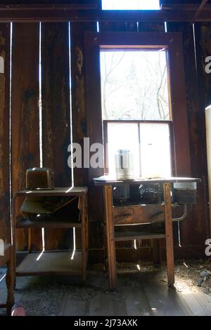 Verlassene Hütte in den Bergen von Winkleman, Arizona mit verschiedenen Möbeln. Stockfoto