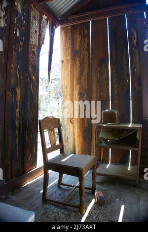 Verlassene Hütte in den Bergen von Winkleman, Arizona mit verschiedenen Möbeln. Stockfoto