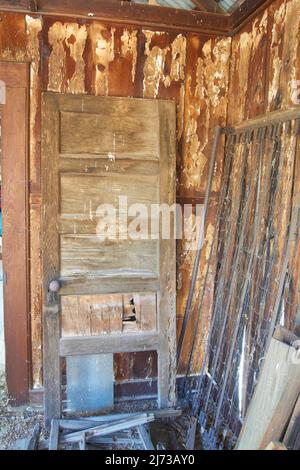 Verlassene Hütte mit Tür in den Bergen von Winkleman, Arizona. Stockfoto