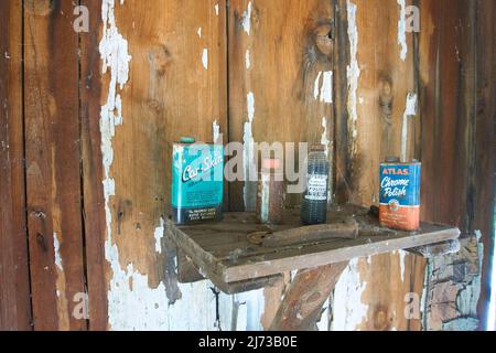 Verlassene Hütte in den Bergen von Winkleman, Arizona, mit links über Dosen Möbelpolitur. Stockfoto