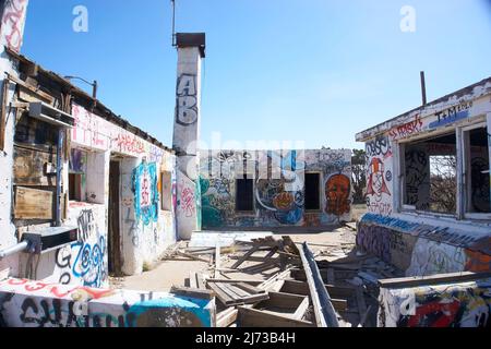 Verlassene Graffiti gefüllte Tankstelle in Arizona, USA. Stockfoto