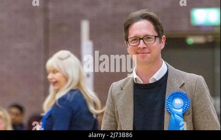 Brentwood Essex 5. May 2022 Lokale Wahlzählung im Brentwood Center, Brentwood Essex im Bild Alex Burghart MP für Brentwood und Ongar, Credit Ian DavidsonAlamy Live News Stockfoto