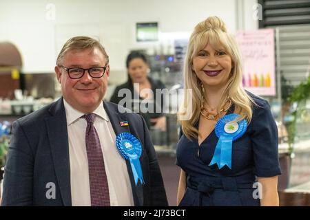 Brentwood Essex 5.. Mai 2022 lokaler Wahlzähler im Brentwood Center, Brentwood Essex stellte Mark Francois Parlamentsabgeordneter für Rayleigh und Wickford mit seiner Partnerrätin Olivia Sanders, Credit Ian DavidsonAlamy Live News vor Stockfoto