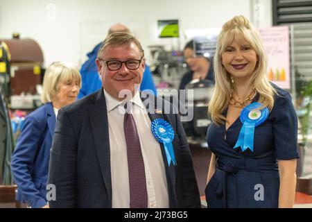 Brentwood Essex 5.. Mai 2022 lokaler Wahlzähler im Brentwood Center, Brentwood Essex im Bild Mark François, MP und seine Partnerrätin Olivia Sanders, sein Partner, Credit Ian DavidsonAlamy Live News Stockfoto