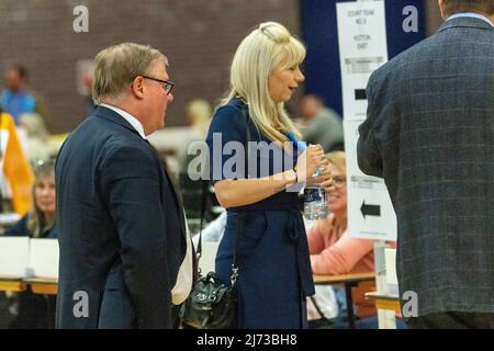 Brentwood Essex 5.. Mai 2022 lokaler Wahlzähler im Brentwood Center, Brentwood Essex stellte Mark Francois Parlamentsabgeordneter für Rayleigh und Wickford mit seiner Partnerrätin Olivia Sanders Credit Ian DavidsonAlamy Live News vor Stockfoto