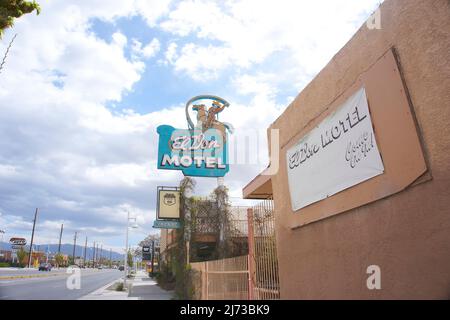 Alte Beschilderung auf der alten Route 66 in Albuquerque, New Mexico, USA. Stockfoto