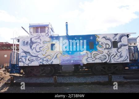 Bemalter verlassene Triebwagen im Railyard District von Santa Fe, New Mexico. Stockfoto