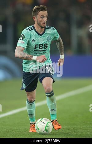 ROM, ITALIEN - 05.05.2022: James Maddison (Leicester) im Einsatz während des Halbfinalmatches der UEFA Europa Conference League Roma gegen Leicester City im Olympiastadion in Rom. Stockfoto