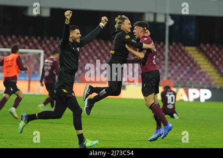 Davide Nicola Coach (US Salernitana 1919) freut sich am Ende des Rennens während der Serie A 2021/22 Spiel zwischen US . Salernitana 1919 und FC Venezia. Im Arechi-Stadion Stockfoto