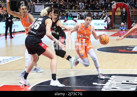 Costanza Verona (Famila Schio Basket) während des Spiels 4 Finale der italienischen Frauen-Basketball-Meisterschaft der Serie A1 Playoff Virtus Segafredo Bologna gegen Famila Schio im Sportpalast Paladozza, Bologna, 05. Mai 2022 - Foto: Michele Nucci Stockfoto