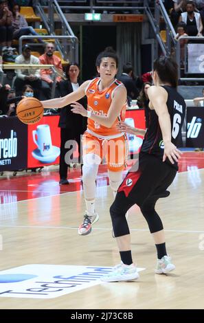 Costanza Verona (Famila Schio Basket) während des Spiels 4 Finale der italienischen Frauen-Basketball-Meisterschaft der Serie A1 Playoff Virtus Segafredo Bologna gegen Famila Schio im Sportpalast Paladozza, Bologna, 05. Mai 2022 - Foto: Michele Nucci Stockfoto