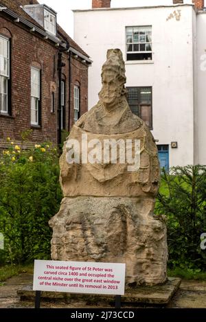 Steinfigur von St. Peter, York, North Yorkshire, Großbritannien Stockfoto