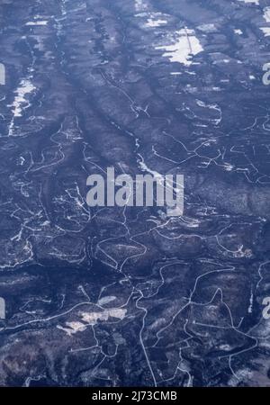 Luftaufnahme von verschneiten Straßen und Feuerbrüchen zwischen Montreal und Quebec City, Kanada Stockfoto