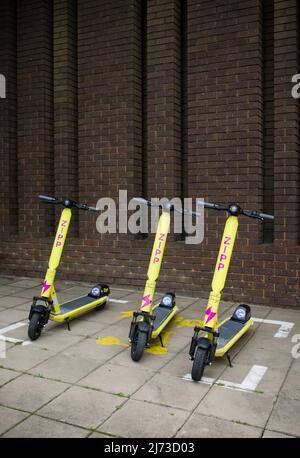 AYLESBURY, Großbritannien - 01. Juli 2021. Vermietung von E-Scootern, die auf einem Bürgersteig in einer britischen Stadt geparkt sind. Elektroroller oder Tretroller. Stockfoto