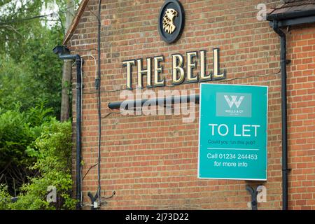 AYLESBURY, Großbritannien - 09. Juli 2021. Außenansicht eines geschlossenen britischen Pubs mit einem Schild zum Mieten. Geschäftskonzept geschlossen oder bankrott Stockfoto