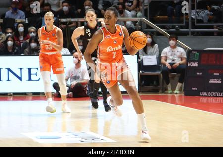 Sandrine Gruda (Famila Schio Basket) nDuring the game 4 final of the Italian Women's Basketball Championship of the A1 series Playoff Virtus Segafredo Bologna vs. Famila Schio at the Paladozza Sports Palace, Bologna, 05. Mai 2022 - Foto: Michele Nucci Stockfoto