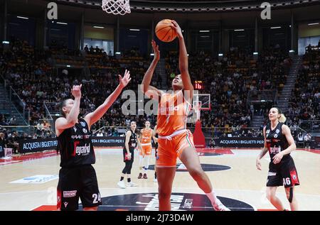 Sandrine Gruda (Famila Schio Basket) während des Spiels 4 Finale der italienischen Frauen-Basketball-Meisterschaft der Serie A1 Playoff Virtus Segafredo Bologna gegen Famila Schio im Sportpalast Paladozza, Bologna, 05. Mai 2022 - Foto: Michele Nucci Stockfoto