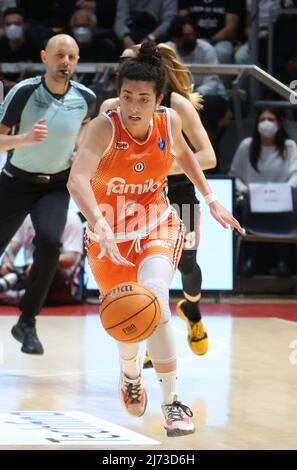 Costanza Verona (Famila Schio Basket) während des Spiels 4 Finale der italienischen Frauen-Basketball-Meisterschaft der Serie A1 Playoff Virtus Segafredo Bologna gegen Famila Schio im Sportpalast Paladozza, Bologna, 05. Mai 2022 - Foto: Michele Nucci Stockfoto