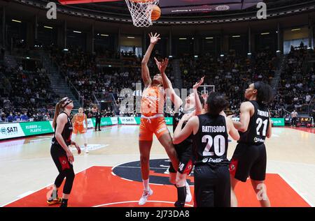 Sandrine Gruda (Famila Schio Basket) während des Spiels 4 Finale der italienischen Frauen-Basketball-Meisterschaft der Serie A1 Playoff Virtus Segafredo Bologna gegen Famila Schio im Sportpalast Paladozza, Bologna, 05. Mai 2022 - Foto: Michele Nucci Stockfoto