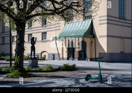 Silhouette einer Bronzeskulptur von Thalia des berühmten schwedischen Künstlers Bror Hjort im Park vor dem Theatergebäude in Norrkoping Schweden Stockfoto