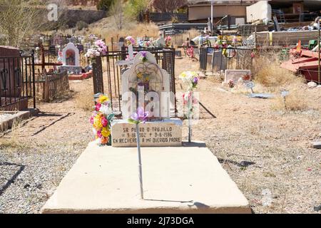 Alter Friedhof an der Straße in Chimayo, New Mexico. Stockfoto