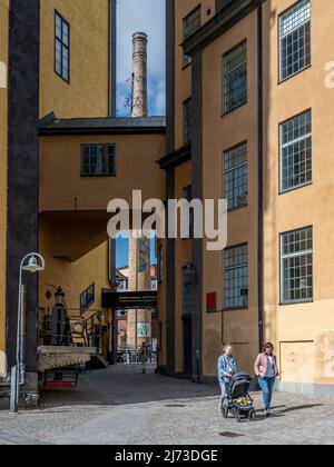 Detail des ikonischen Flatiron-Gebäudes in der historischen Industrielandschaft von Norrkoping, Schweden, Anfang Mai 2022. Stockfoto