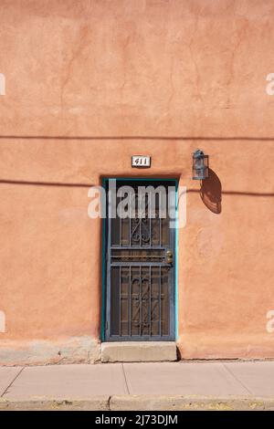 Adobe-Gebäude mit türkisfarbenen Akzenten in Santa Fe, New Mexico. Stockfoto