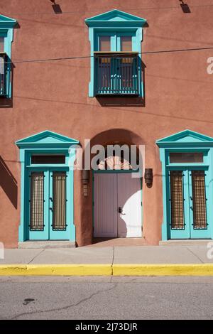 Adobe-Gebäude mit türkisfarbenen Akzenten in Santa Fe, New Mexico. Stockfoto