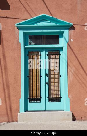 Adobe-Gebäude mit türkisfarbenen Akzenten in Santa Fe, New Mexico. Stockfoto