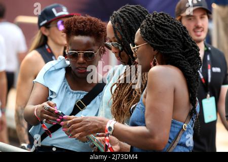 Miami, Florida, USA. 05/5/2022, Atmosphäre im Schaltkreis - Lüfter. Miami Grand Prix, Donnerstag, 5.. Mai 2022. Miami International Autodrome, Miami, Florida, USA. Stockfoto