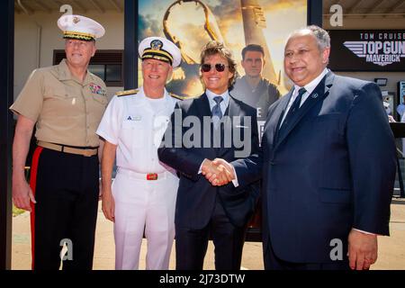 San Diego, Usa. 04. Mai 2022. US-Navy-Minister Carlos Del Toro, rechts, schüttelt sich die Hände mit dem amerikanischen Schauspieler Tom Cruise, Mitte, zusammen mit LT. General Mark Wise, links und Vice ADM. Kenneth Whitesell, auf dem roten Teppich während der Vorfilmpremiere von Top Gun: Maverick, im Naval Air Station North Island, 4. Mai 2022 in San Diego, Kalifornien, Credit: MC2 Olympia McCoy/US Navy/Alamy Live News Stockfoto