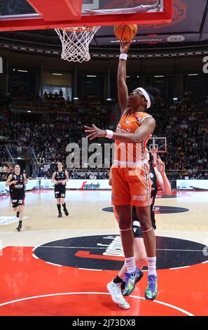 Diamond De Shields (Famila Schio Basket) während des Spiels 4 Finale der italienischen Frauen-Basketball-Meisterschaft der Serie A1 Playoff Virtus Segafredo Bologna gegen Famila Schio im Sportpalast Paladozza, Bologna, 05. Mai 2022 - Foto: Michele Nucci Stockfoto